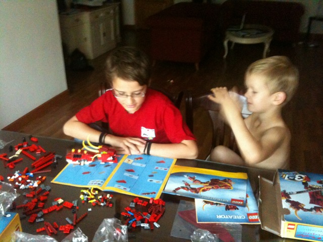 edvin ossian bygger lego